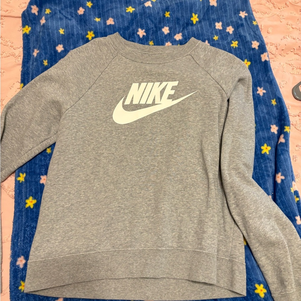 grey nike crew! women’s medium